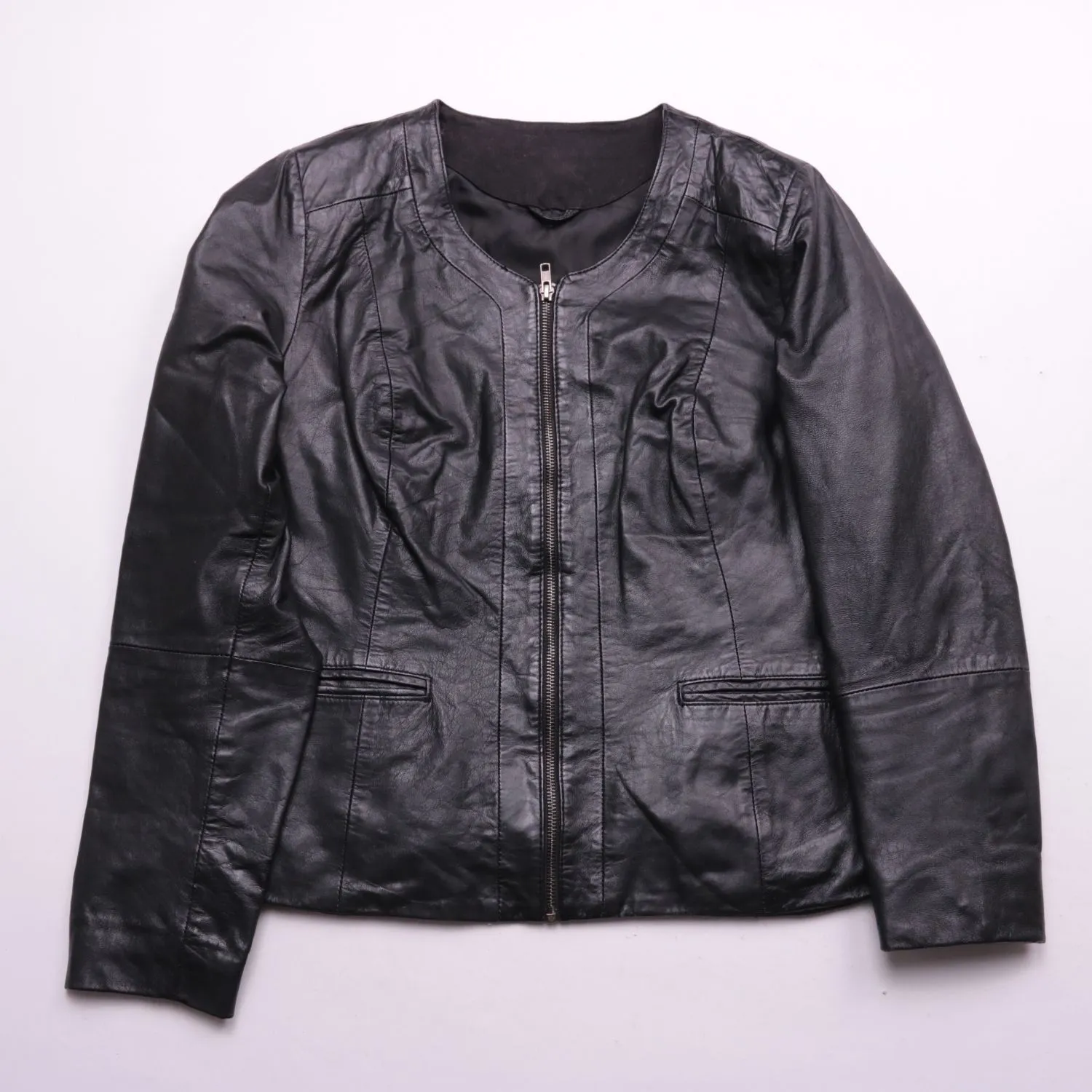 Чёрная кожаная куртка приталенного кроя, размер 48 (L)